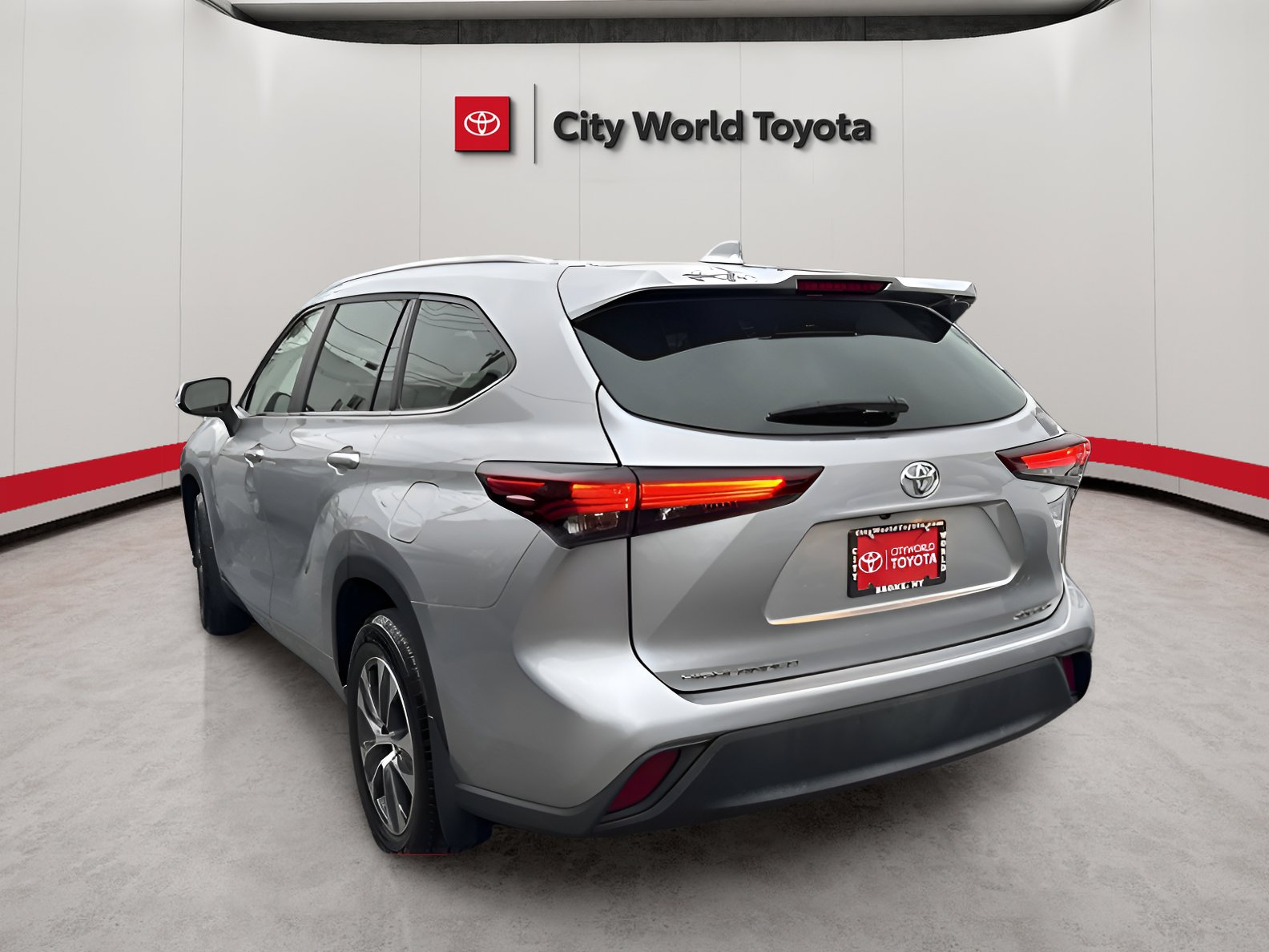 2024 Toyota Highlander XLE photo 3