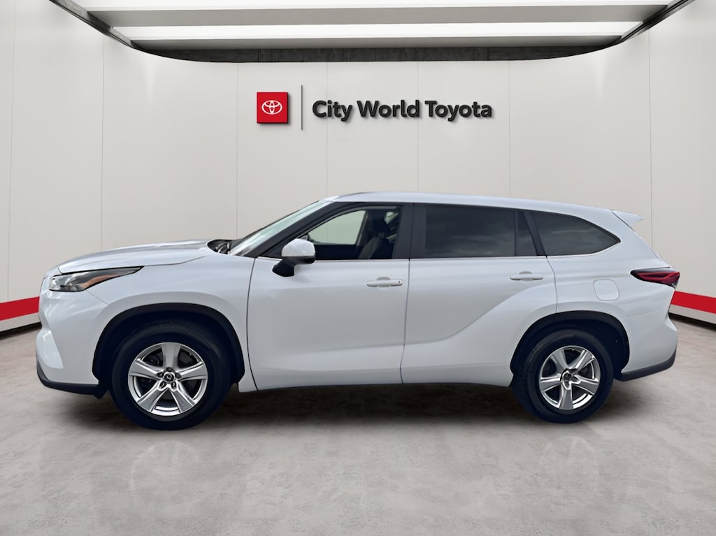 Used 2023 Toyota Highlander LE Sport Utility