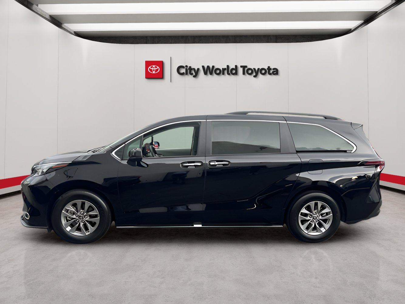 2024 Toyota Sienna XLE photo 3