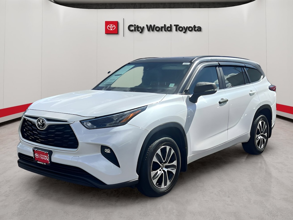 Used 2023 Toyota Highlander XLE Sport Utility