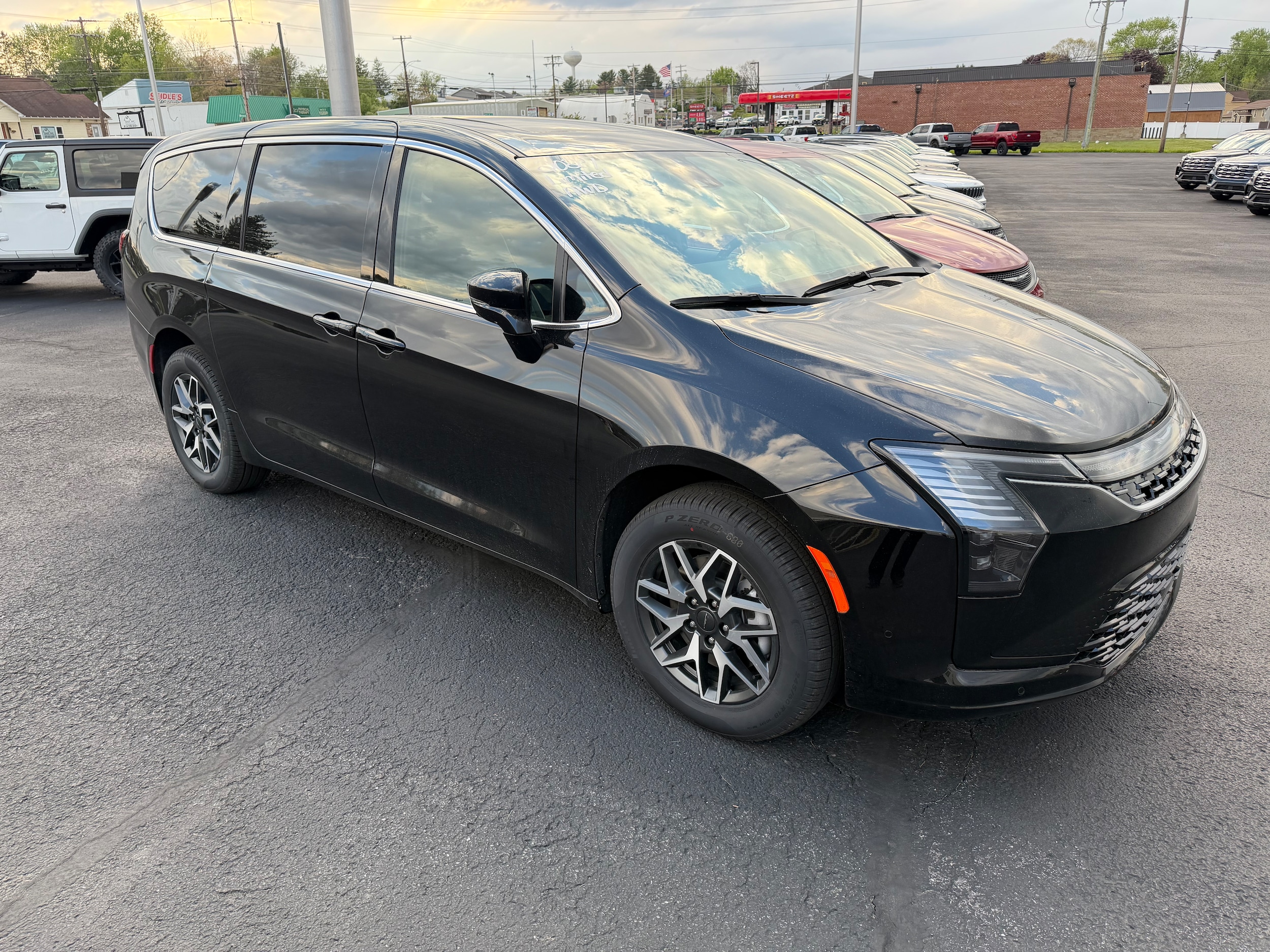 2027 Chrysler Pacifica Limited AWD's photo