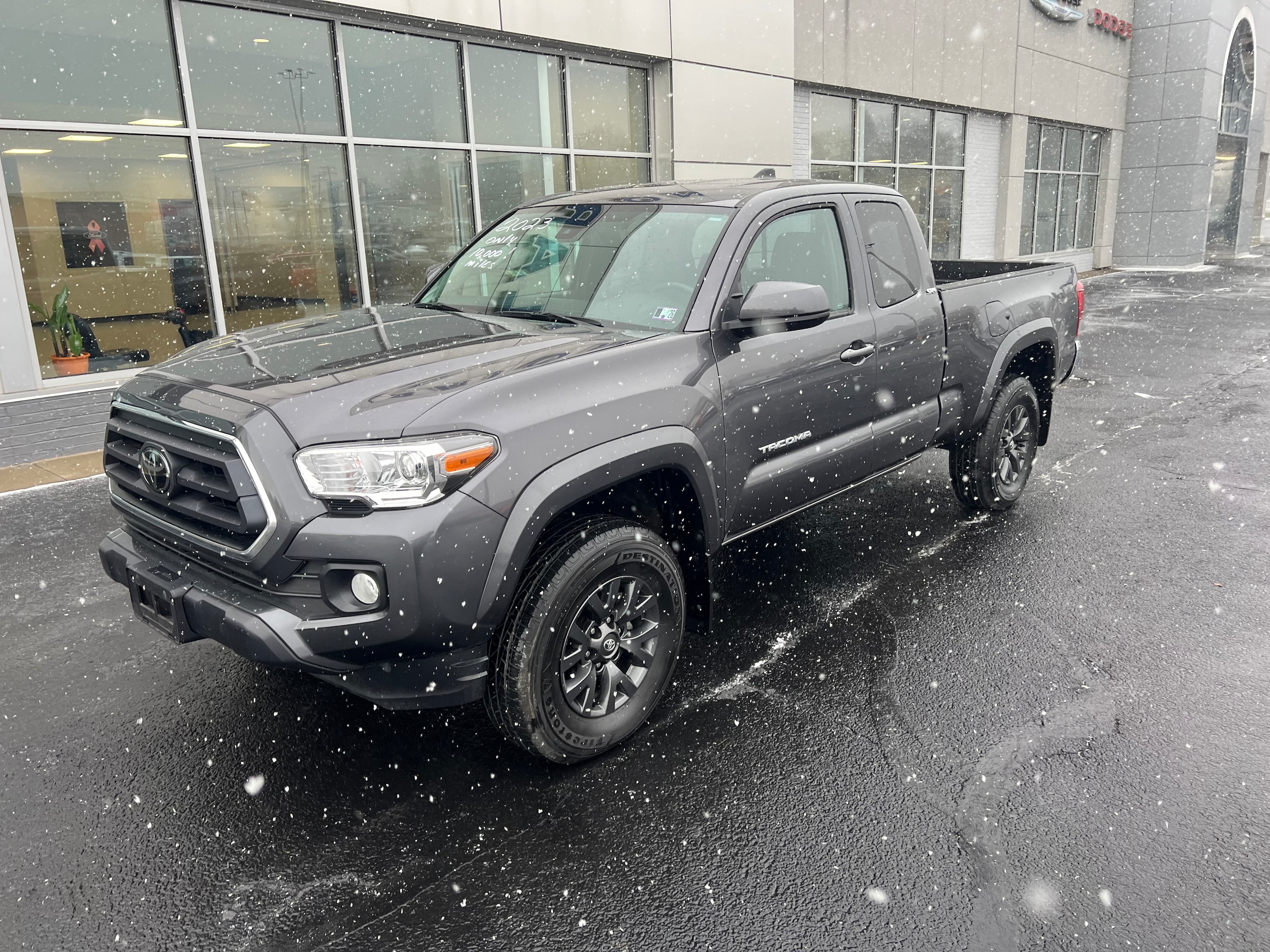 2023 Toyota Tacoma SR5's photo