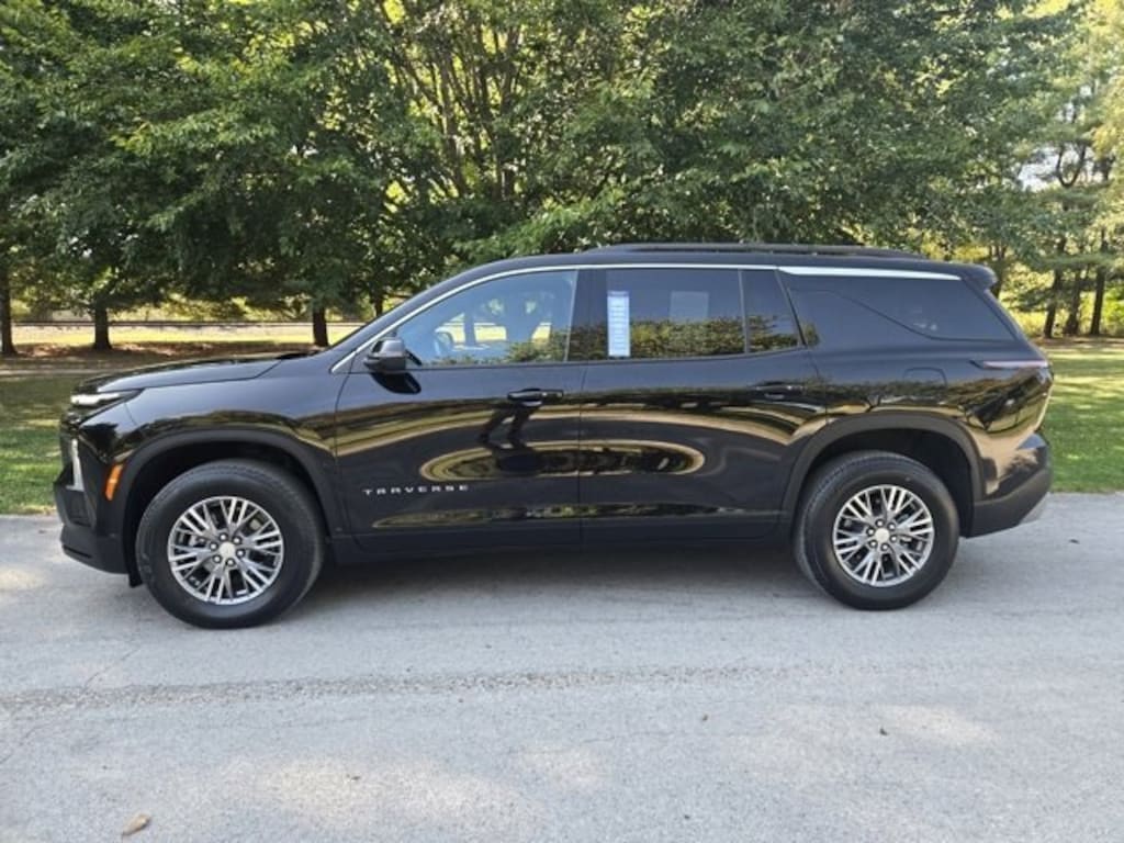 Used 2025 Chevrolet Traverse LT SUV