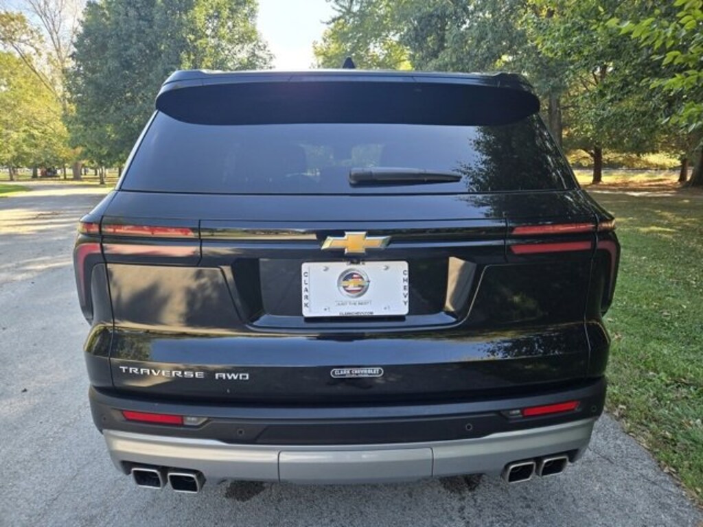 Used 2025 Chevrolet Traverse LT SUV