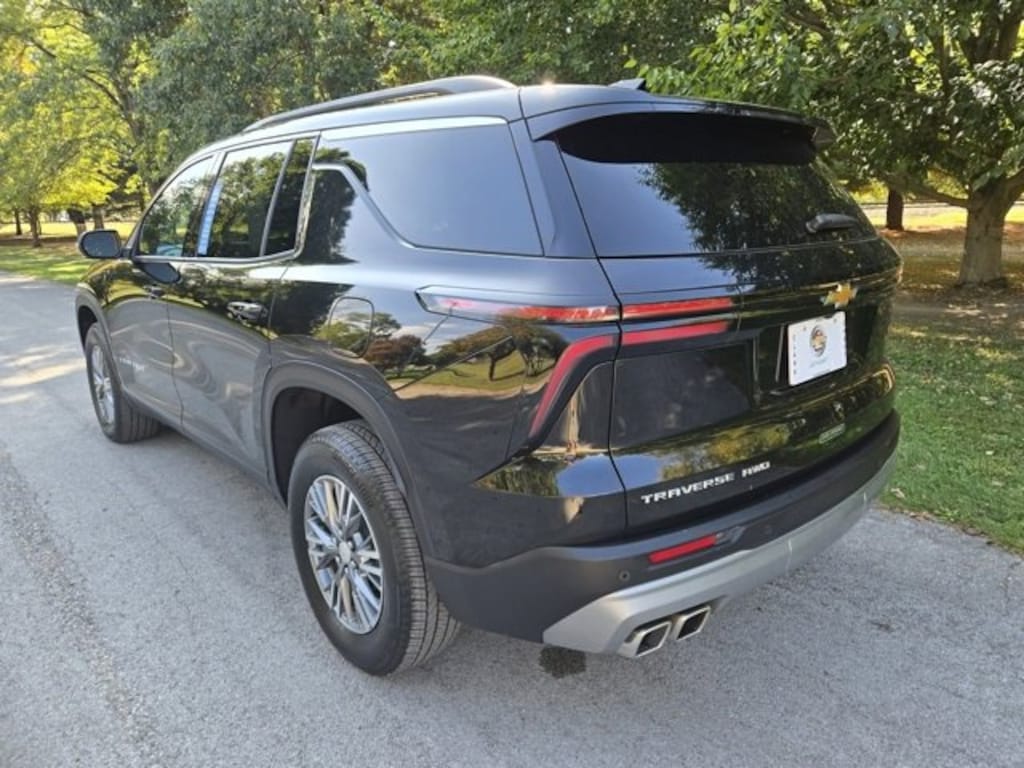 Used 2025 Chevrolet Traverse LT SUV