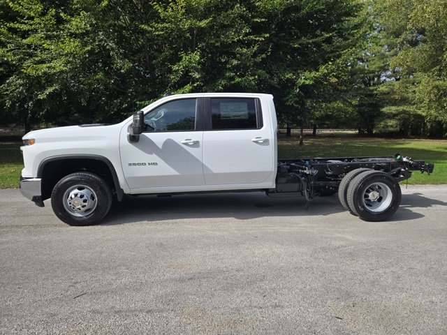 2026 Chevrolet Silverado 3500HD LT photo 2