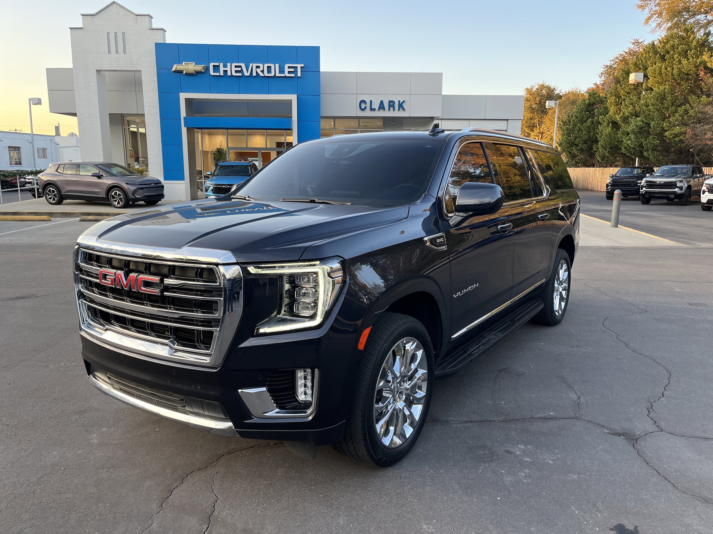 2023 GMC Yukon XL SLT's photo