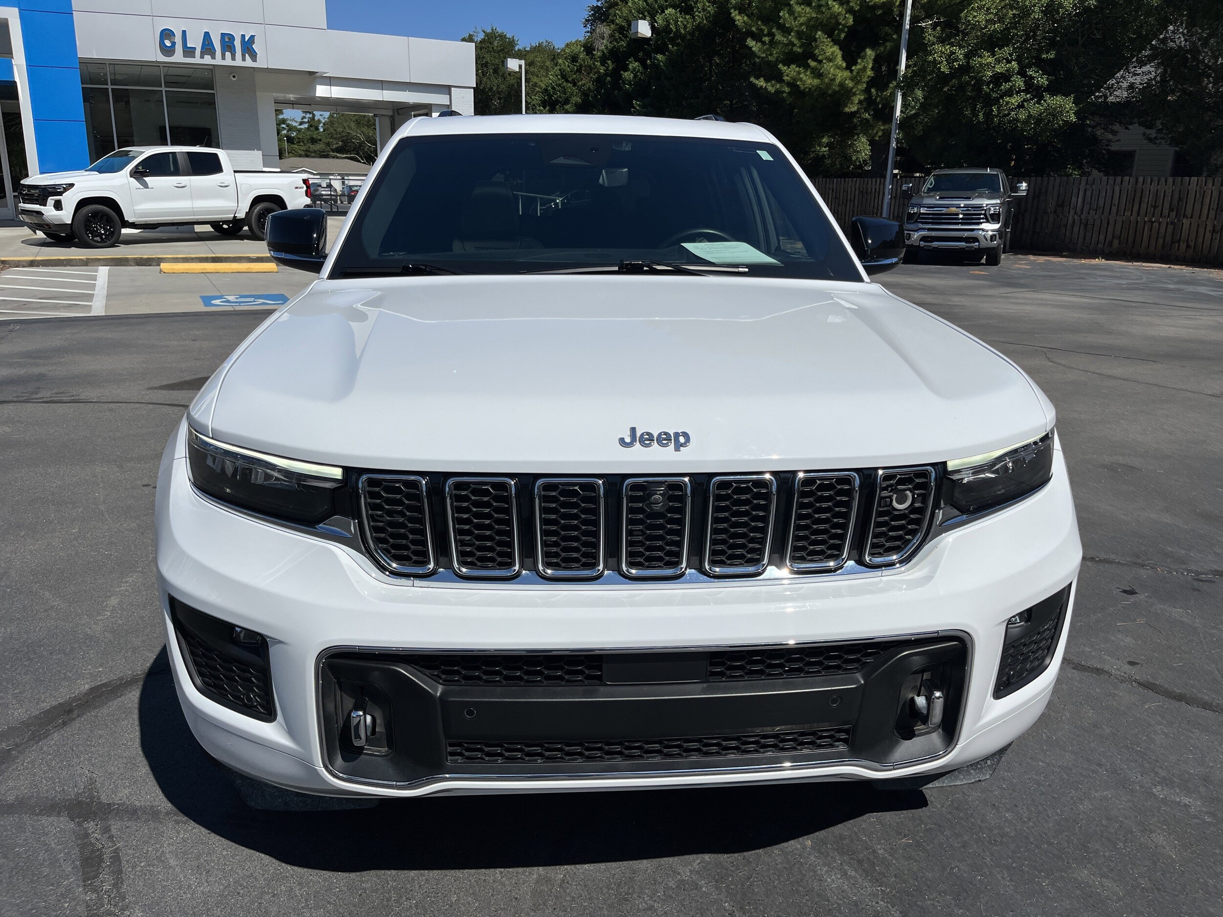 2022 Jeep Grand Cherokee Overland photo 2
