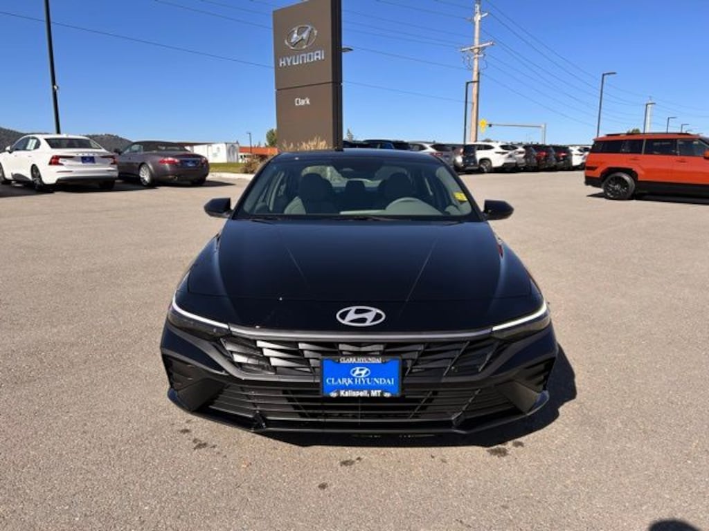 New 2025 Hyundai Elantra SE Sedan