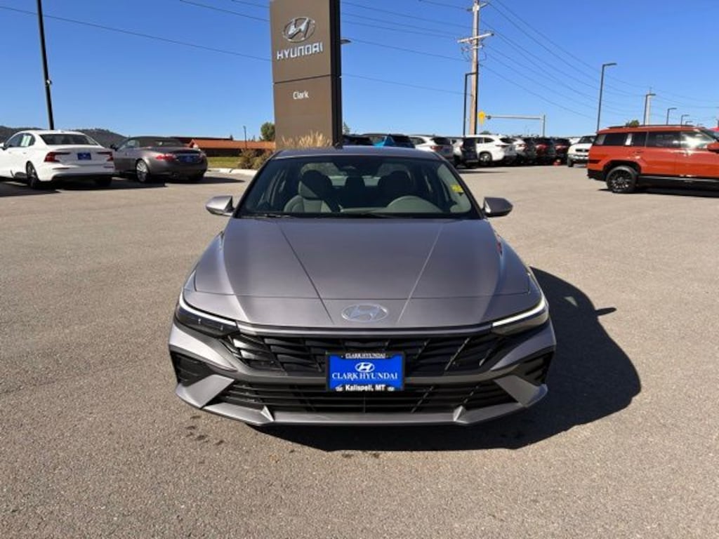 New 2025 Hyundai Elantra SE Sedan