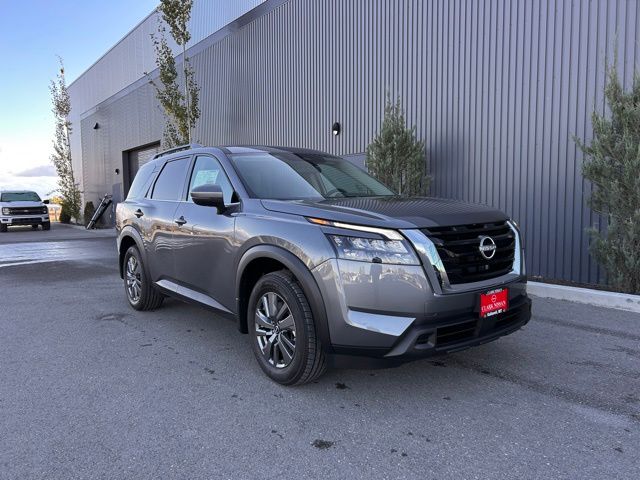 2025 Nissan Pathfinder SV's photo
