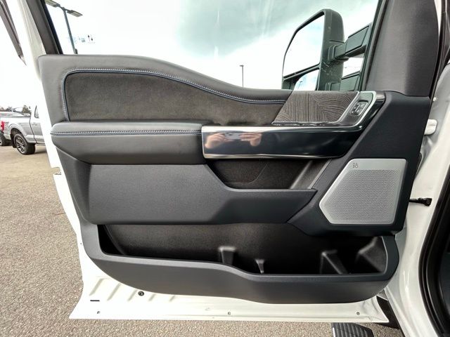 2025 Ford F-350 Super Duty Platinum - Photo 39