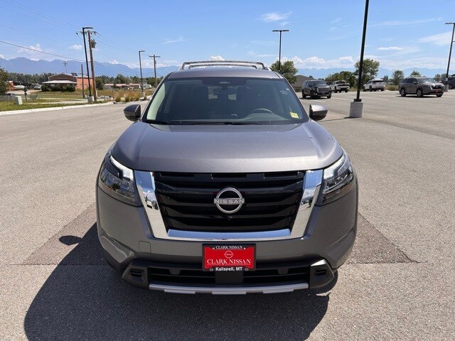 2025 Nissan Pathfinder SL photo 2