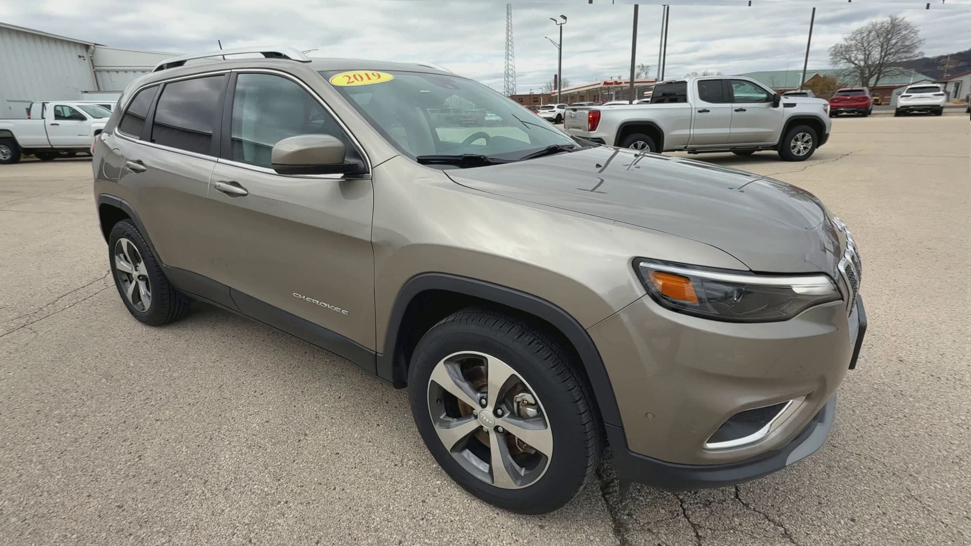 Used 2019 Jeep Cherokee Limited with VIN 1C4PJMDX0KD335653 for sale in La Crosse, WI