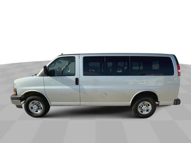 2023 Chevrolet Express Passenger LS - Photo 10