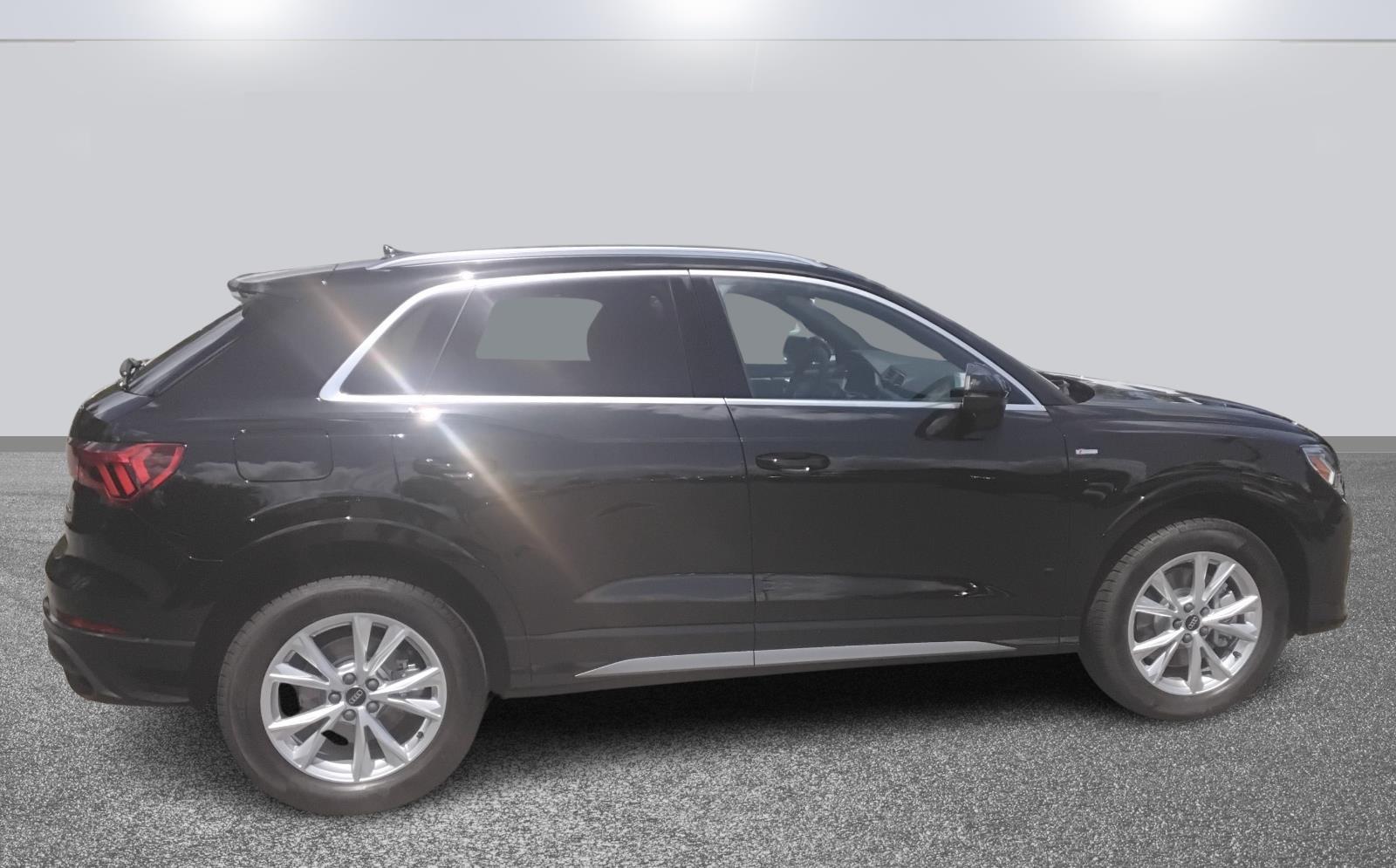 2025 Audi Q3 S line Premium photo 4