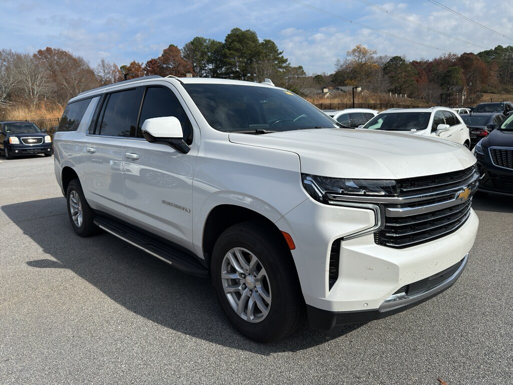 2022 Chevrolet Suburban LT photo 2