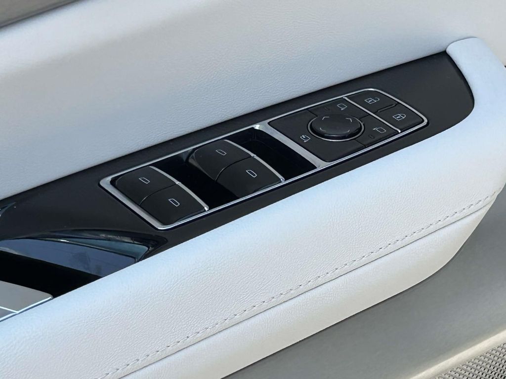 2027 Cadillac VISTIQ Sport - Photo 18