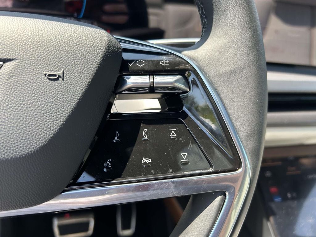 2027 Cadillac VISTIQ Sport - Photo 25