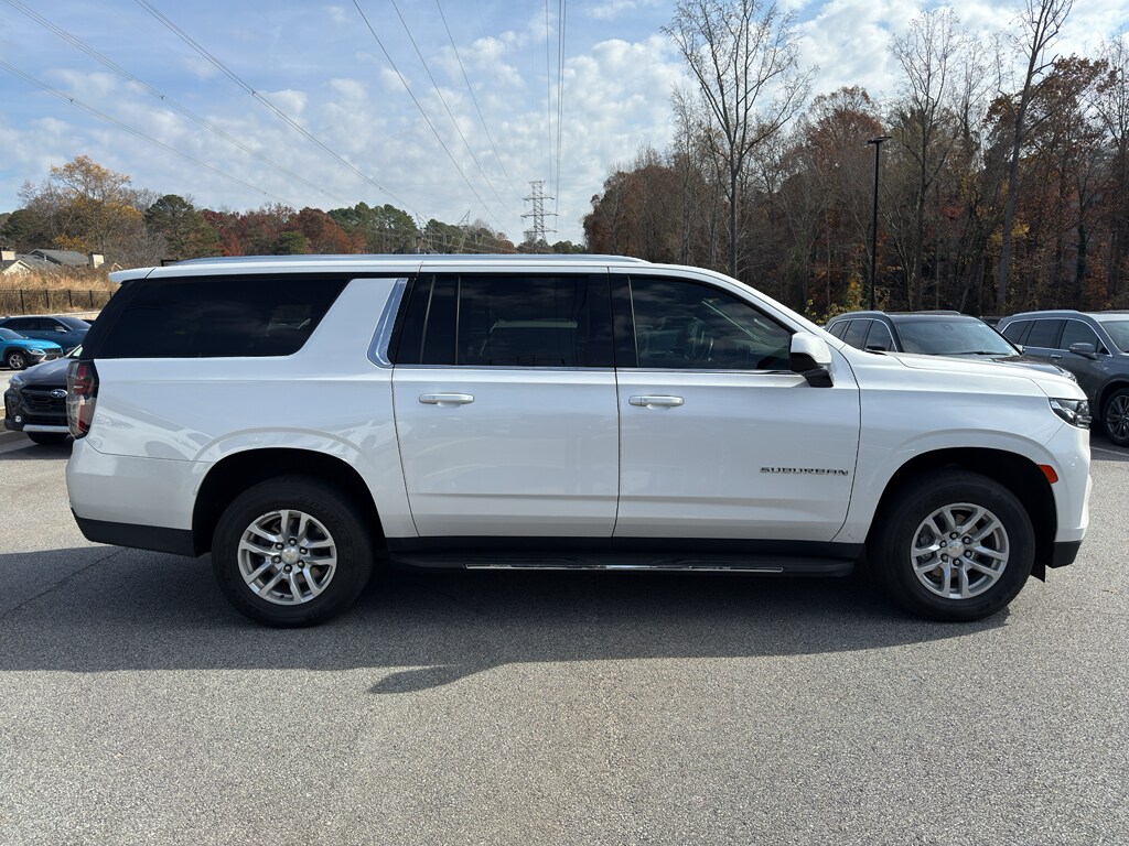2022 Chevrolet Suburban LT photo 3