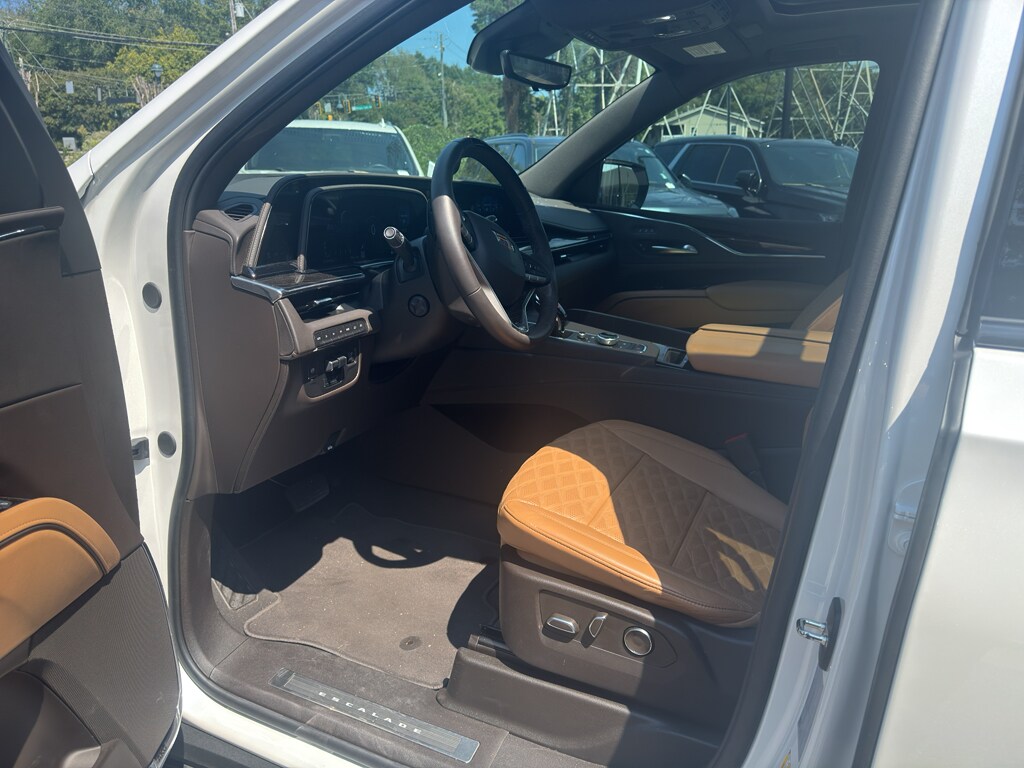 2024 Cadillac Escalade Sport photo 2