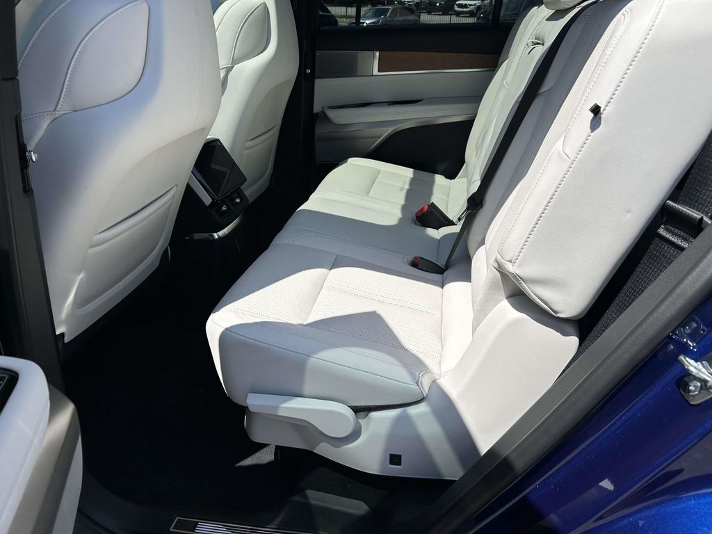 2027 Cadillac VISTIQ Sport - Photo 13