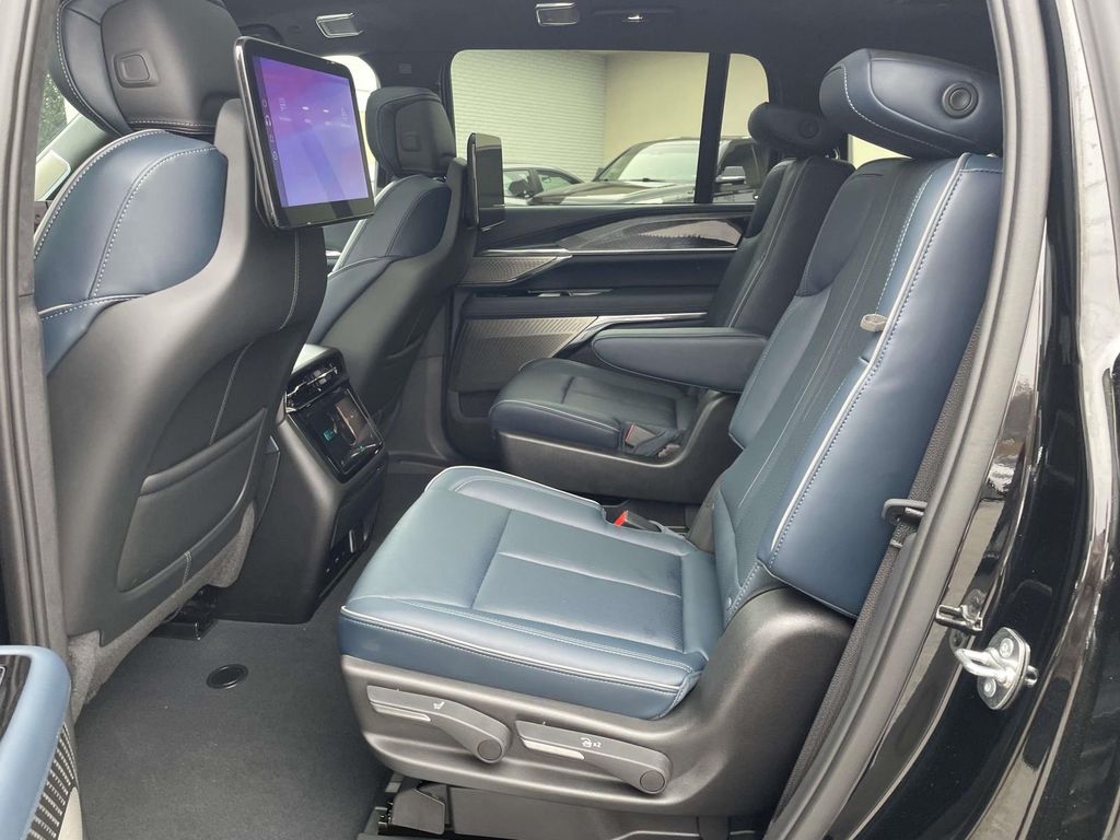 2025 Cadillac Escalade IQ Luxury 2 - Photo 14