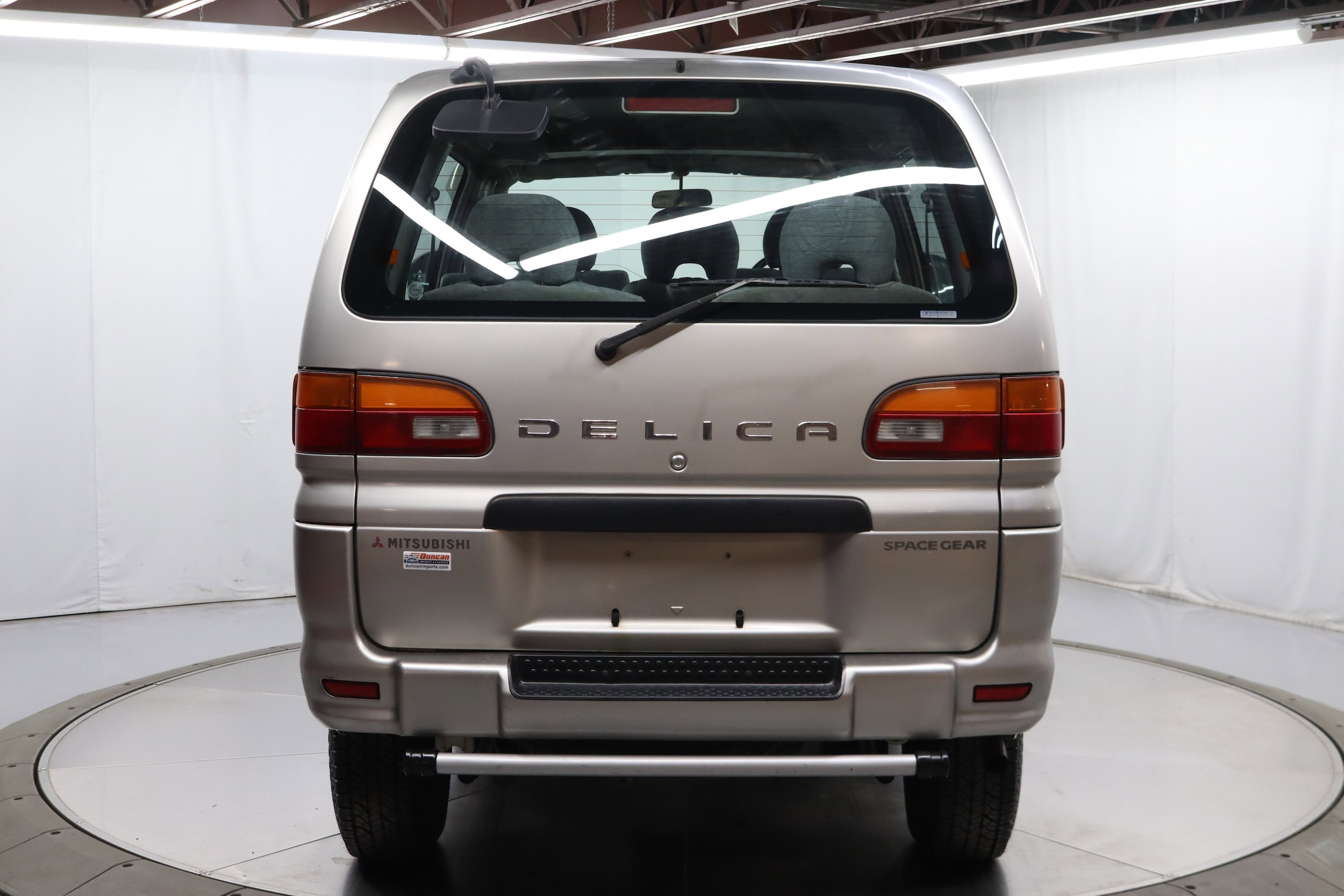 2000 Mitsubishi Delica 8