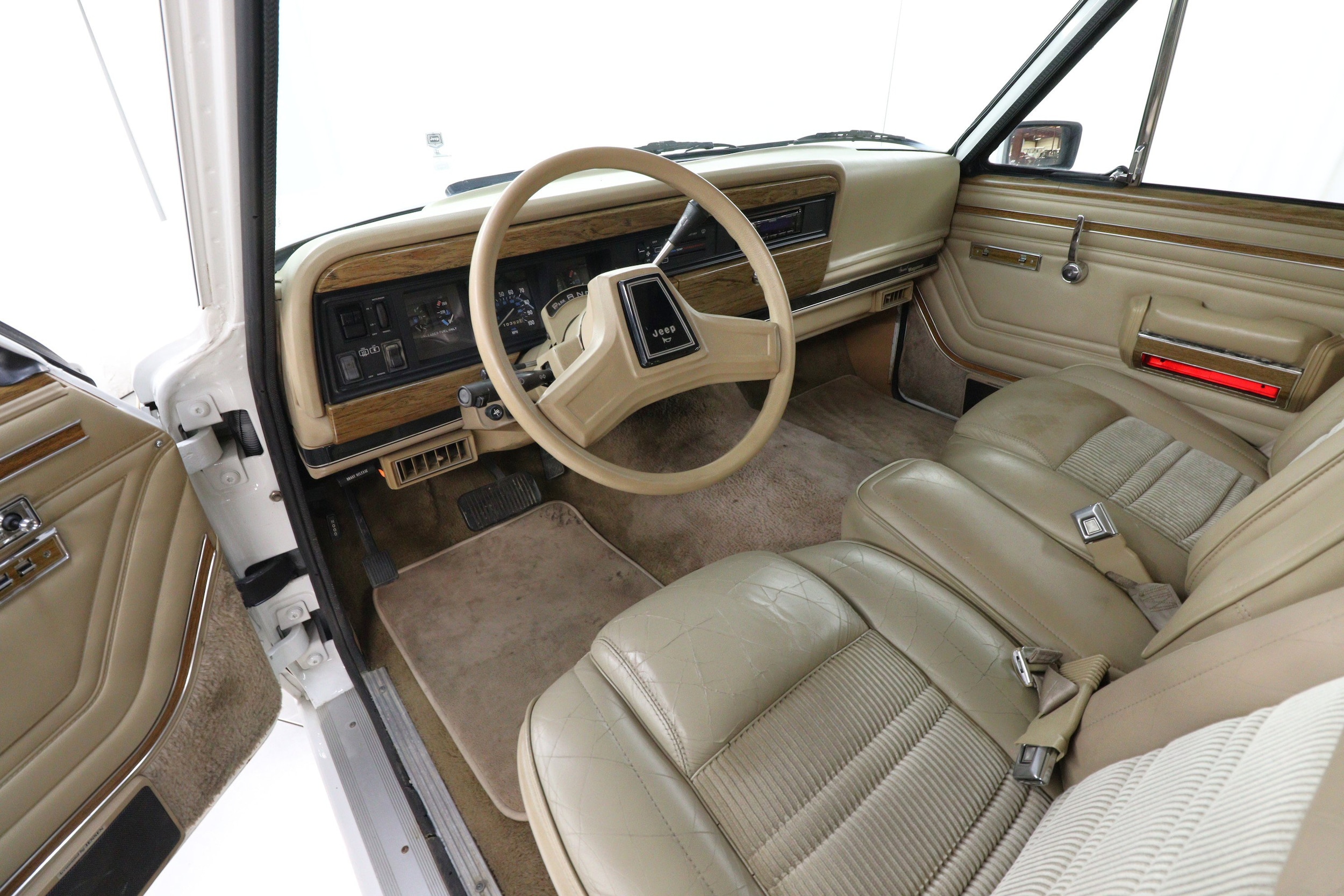 1997 Jeep Grand Wagoneer 9