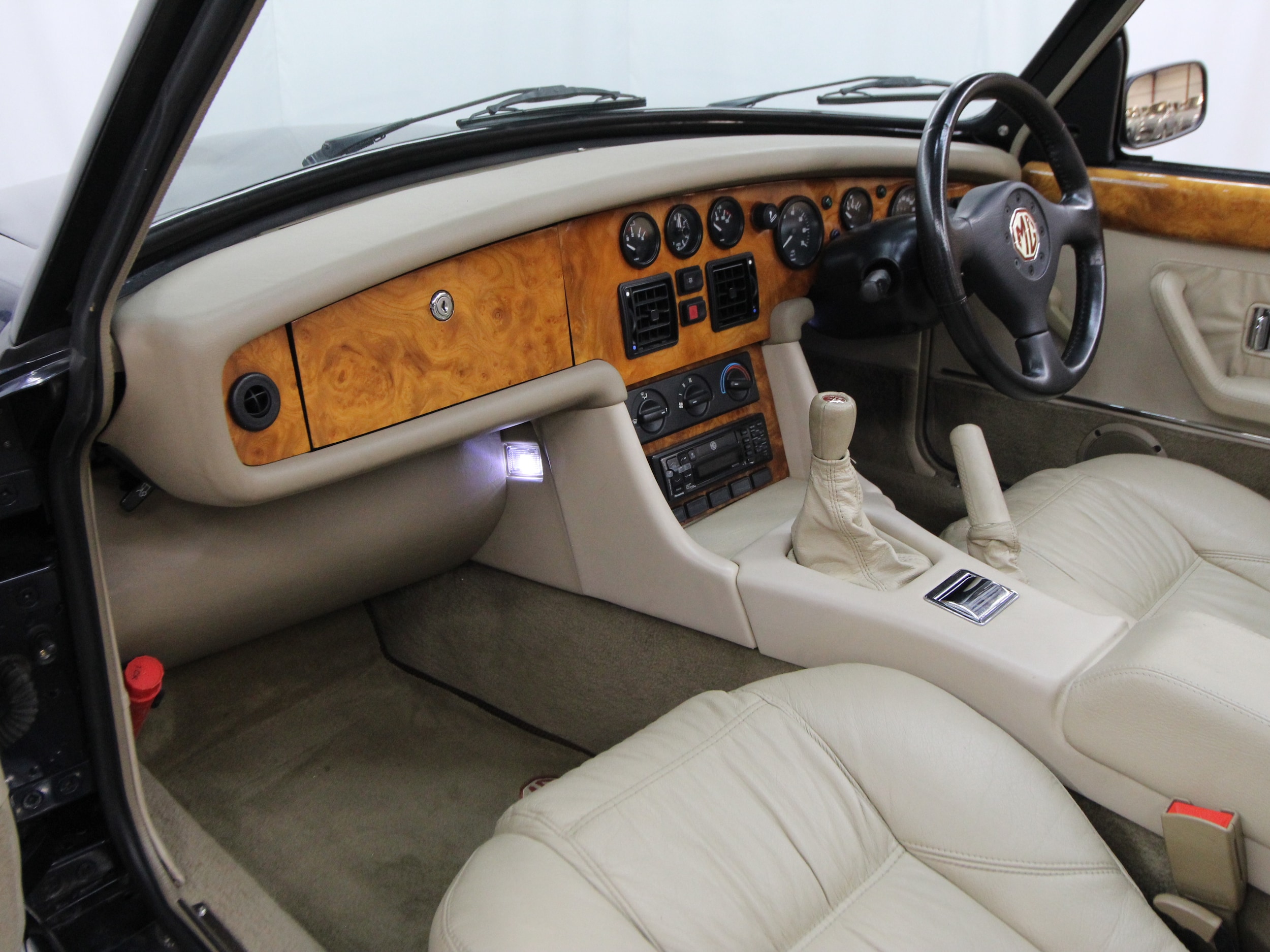 1994 Rover MG RV8 14