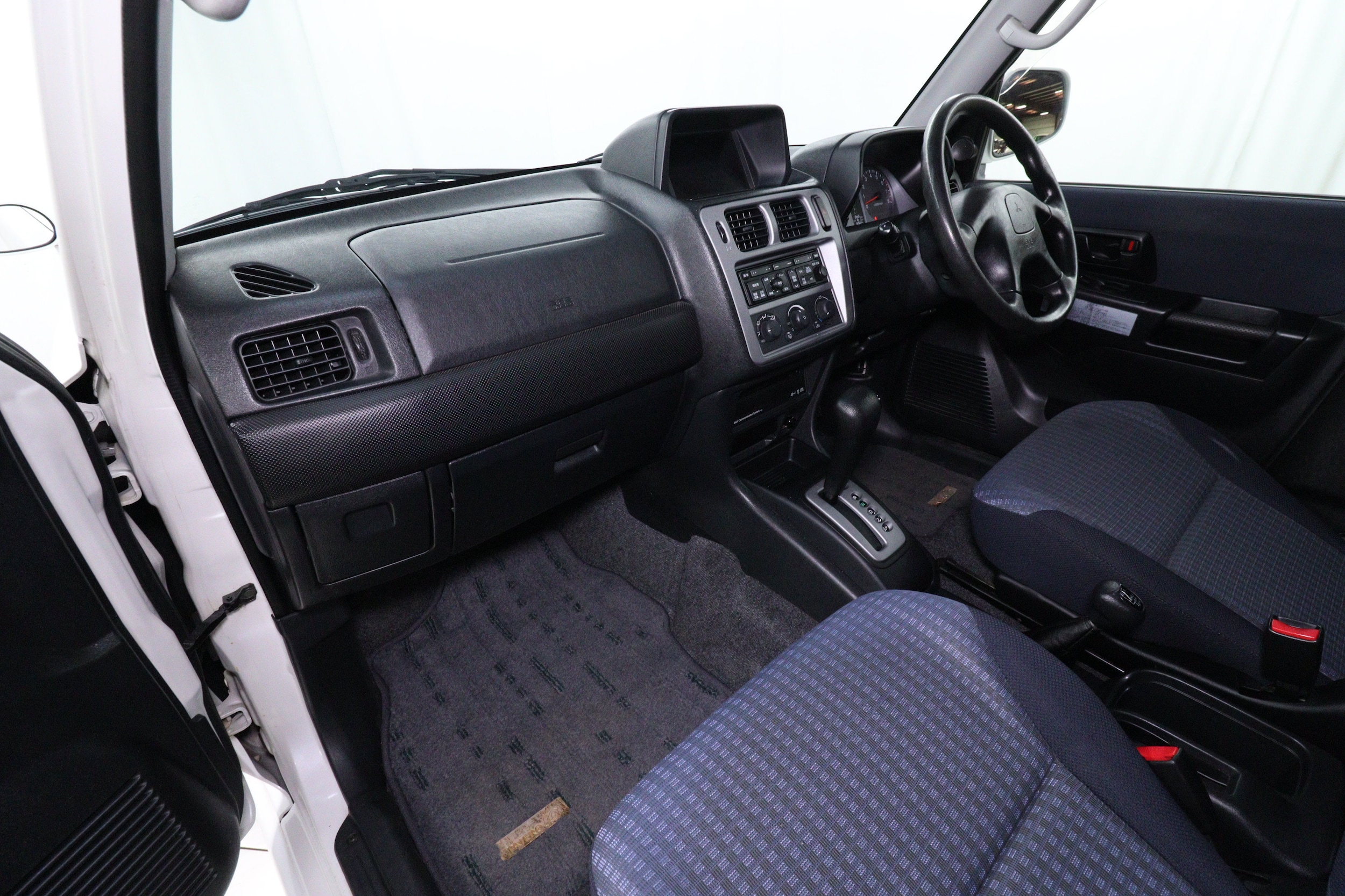 2000 Mitsubishi Pajero 18