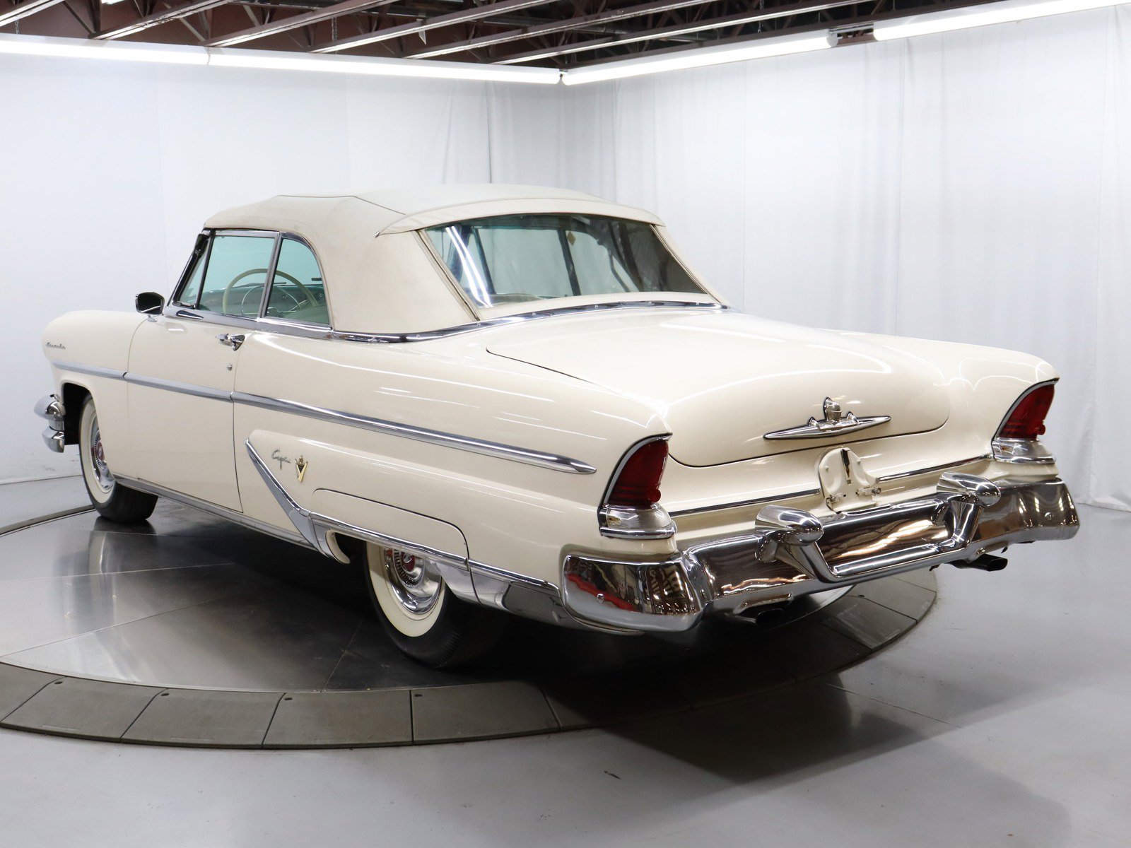 1955 Lincoln Capri 11