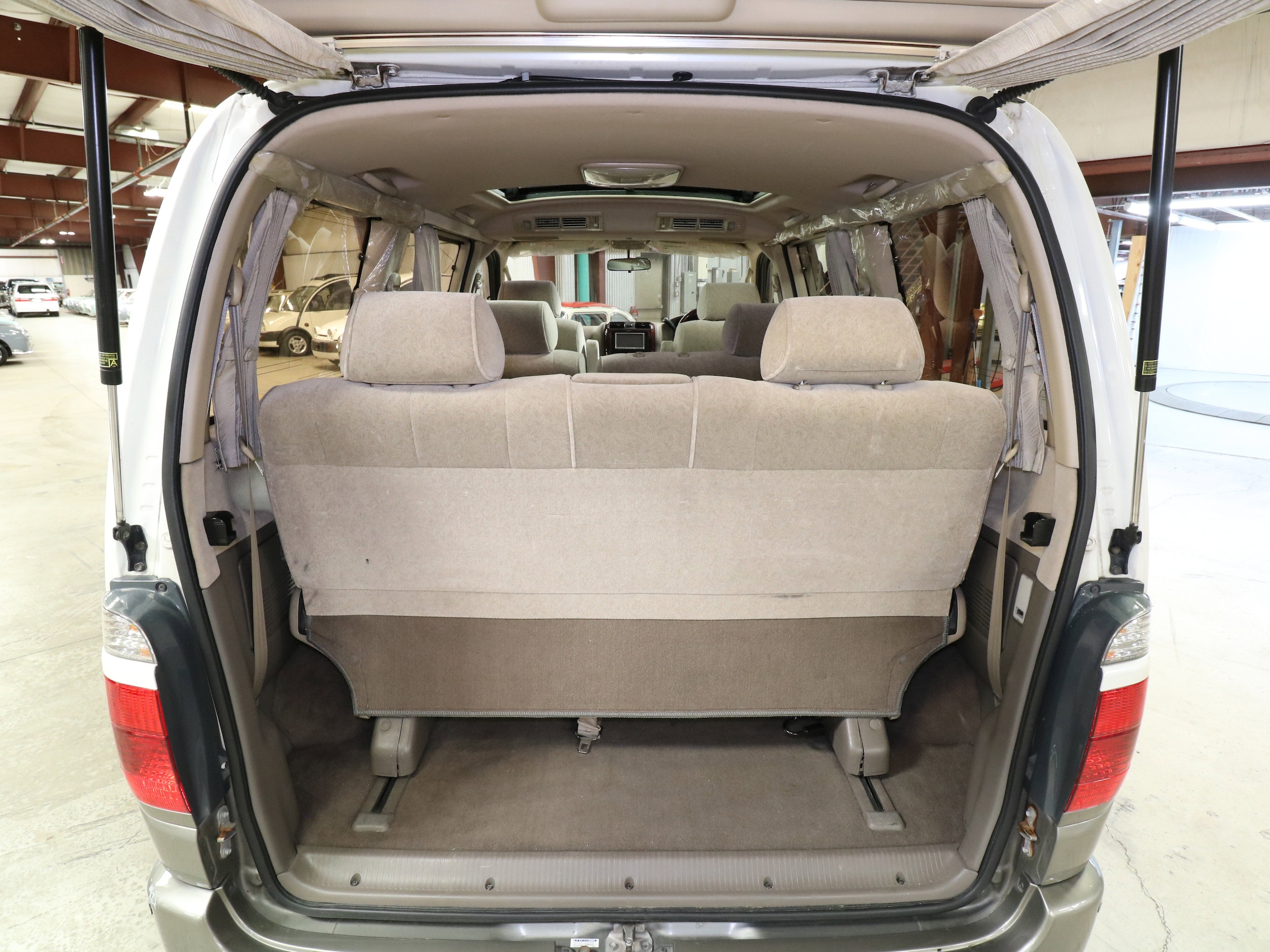 2000 Toyota Grand Hiace 26