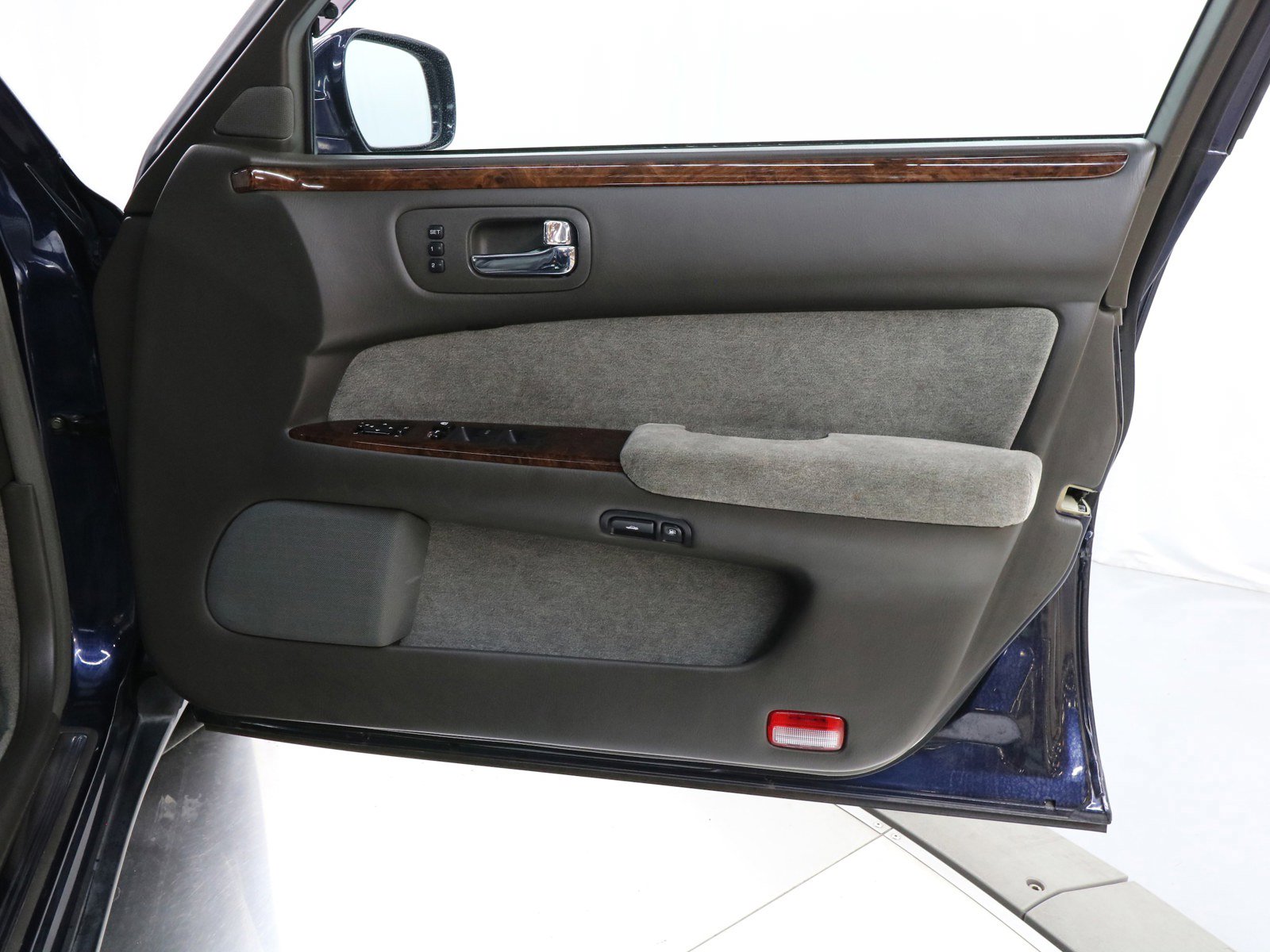 1998 Nissan Cima 24