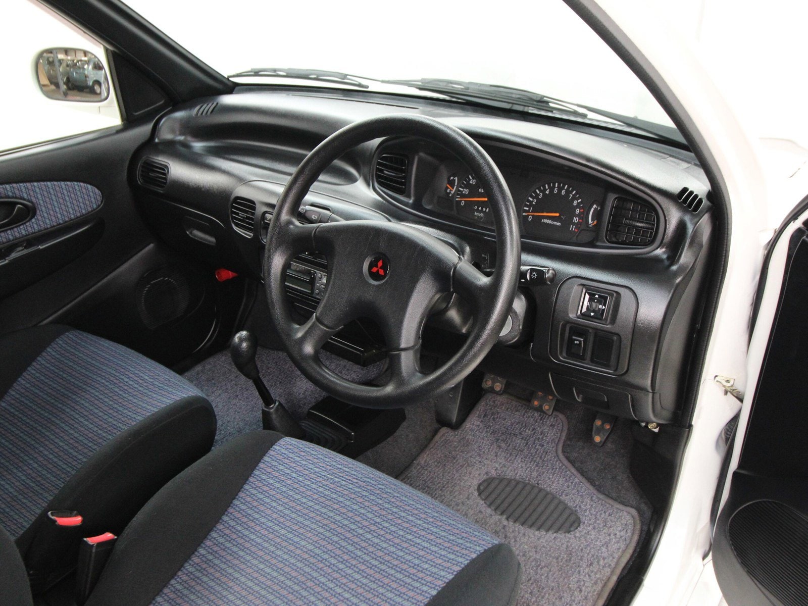 1995 Mitsubishi Minica 9