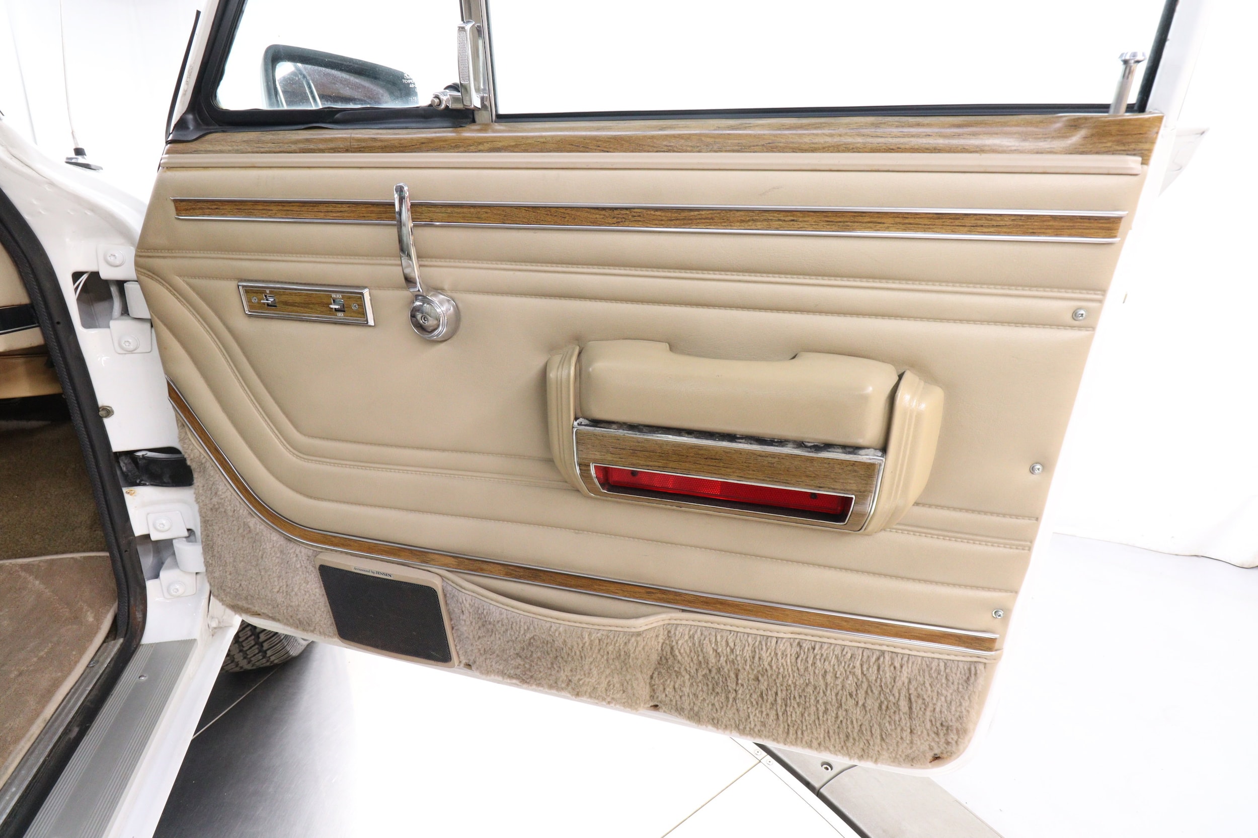 1997 Jeep Grand Wagoneer 23