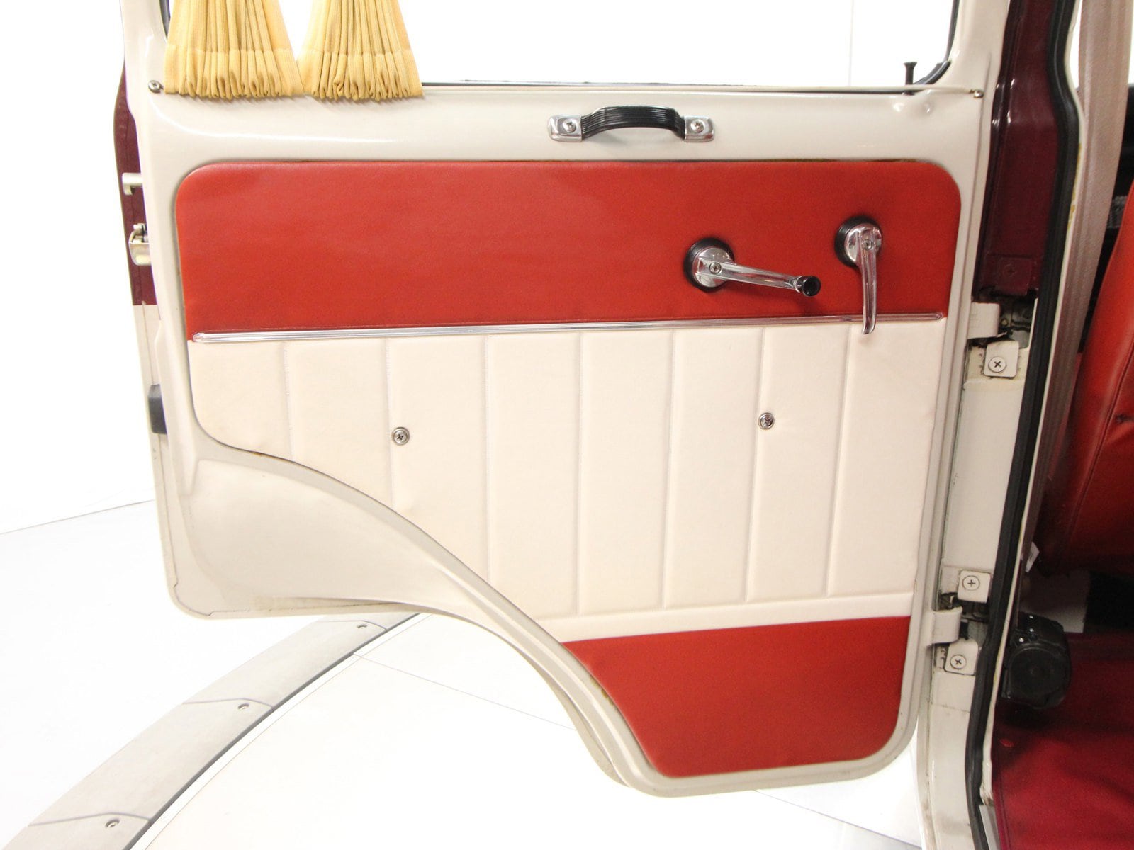 1976 Mitsubishi Jeep 21