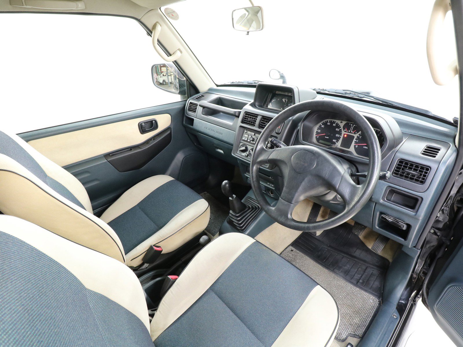 1999 Mitsubishi Pajero 11