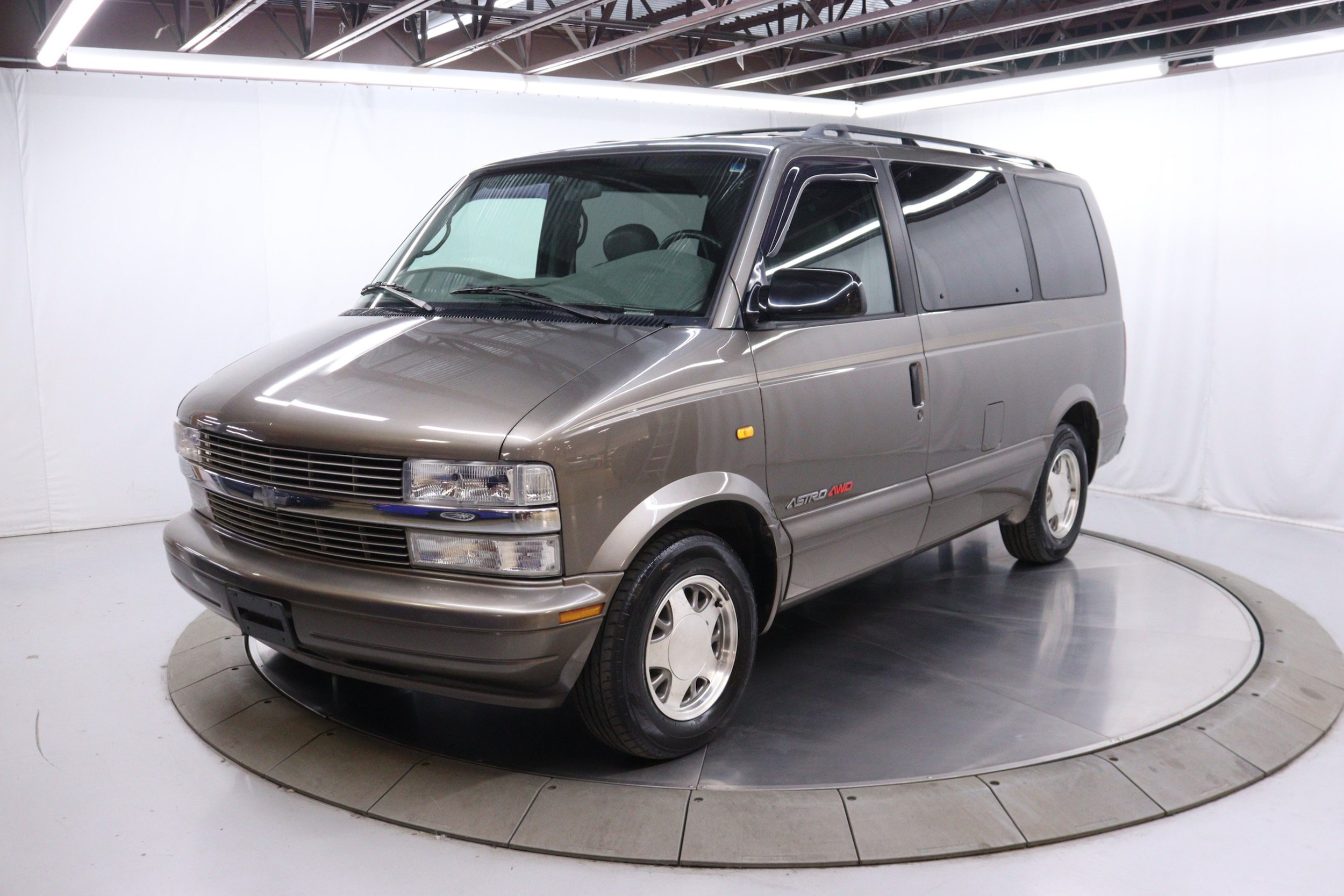 2000 Chevrolet Astro LT 2