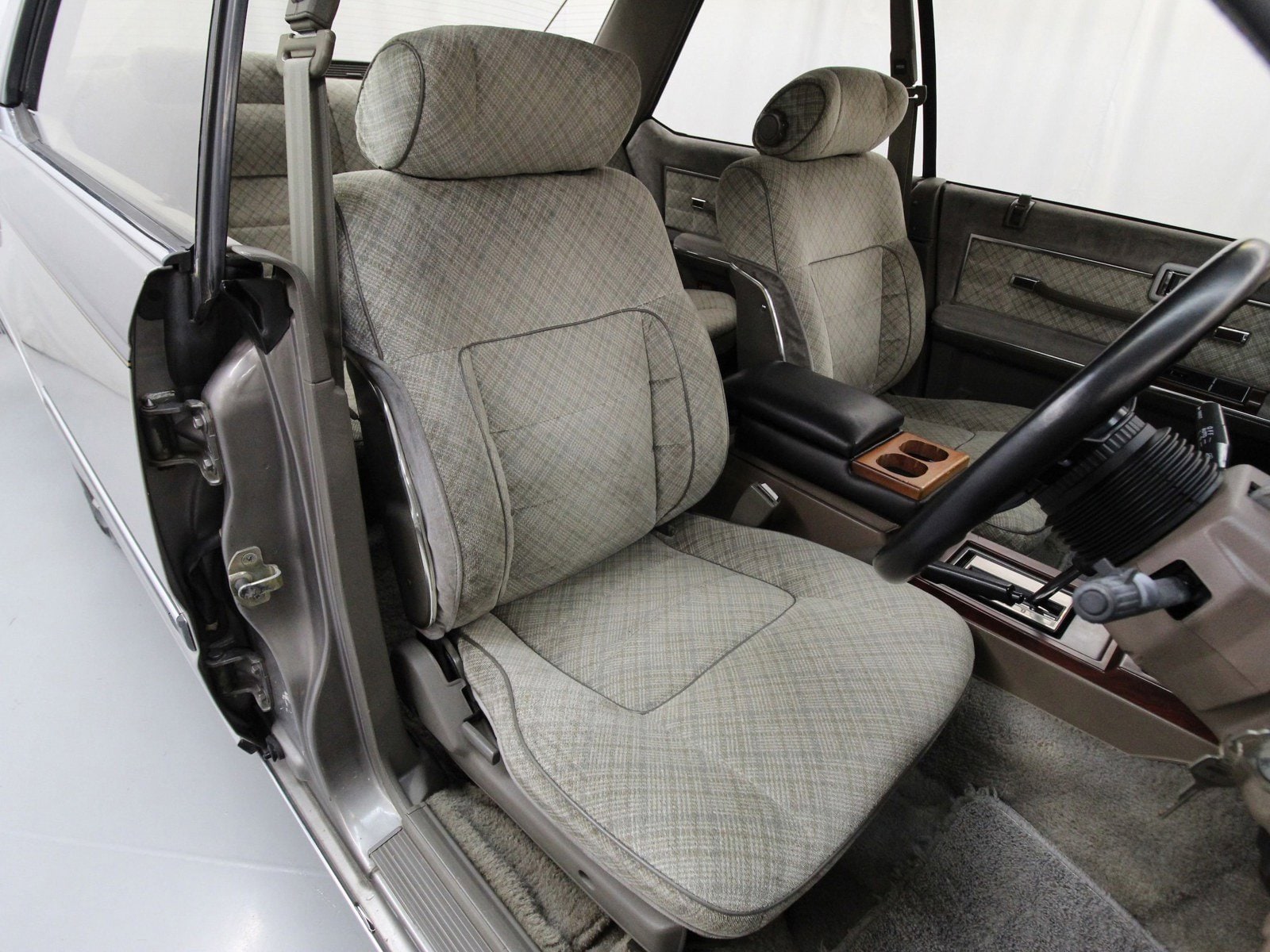 1983 Nissan Gloria 15