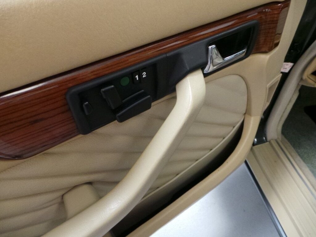 1991 Mercedes-Benz 300 SEL 24