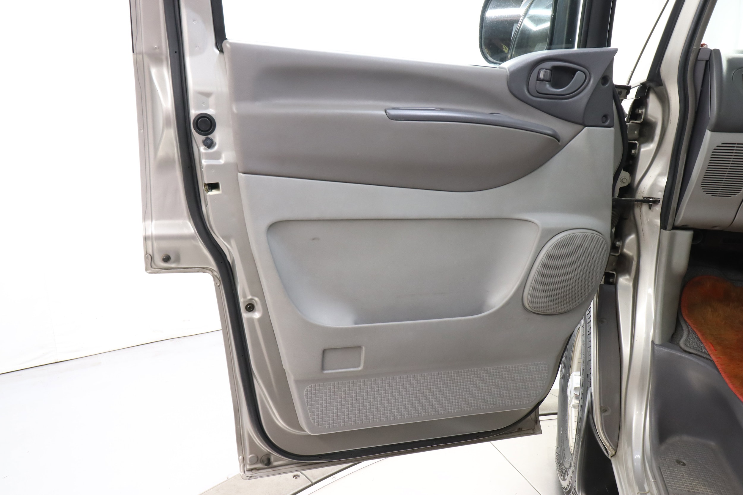 2000 Mitsubishi Delica 26