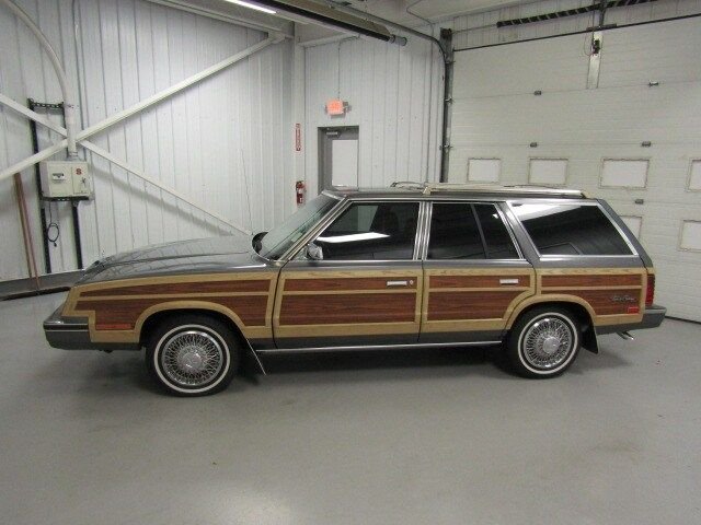 1982 Chrysler Town & Country 4