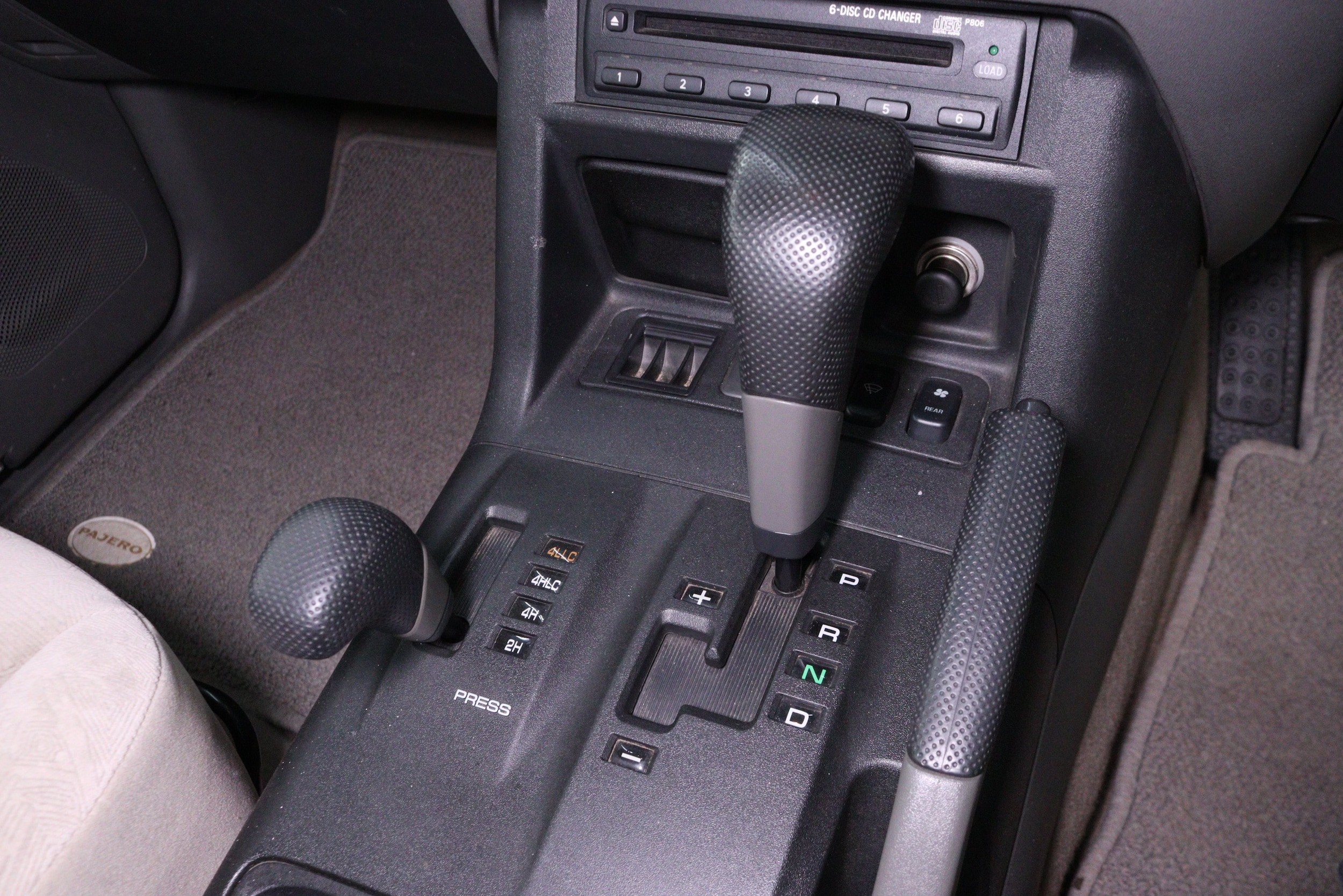 2000 Mitsubishi Pajero 15