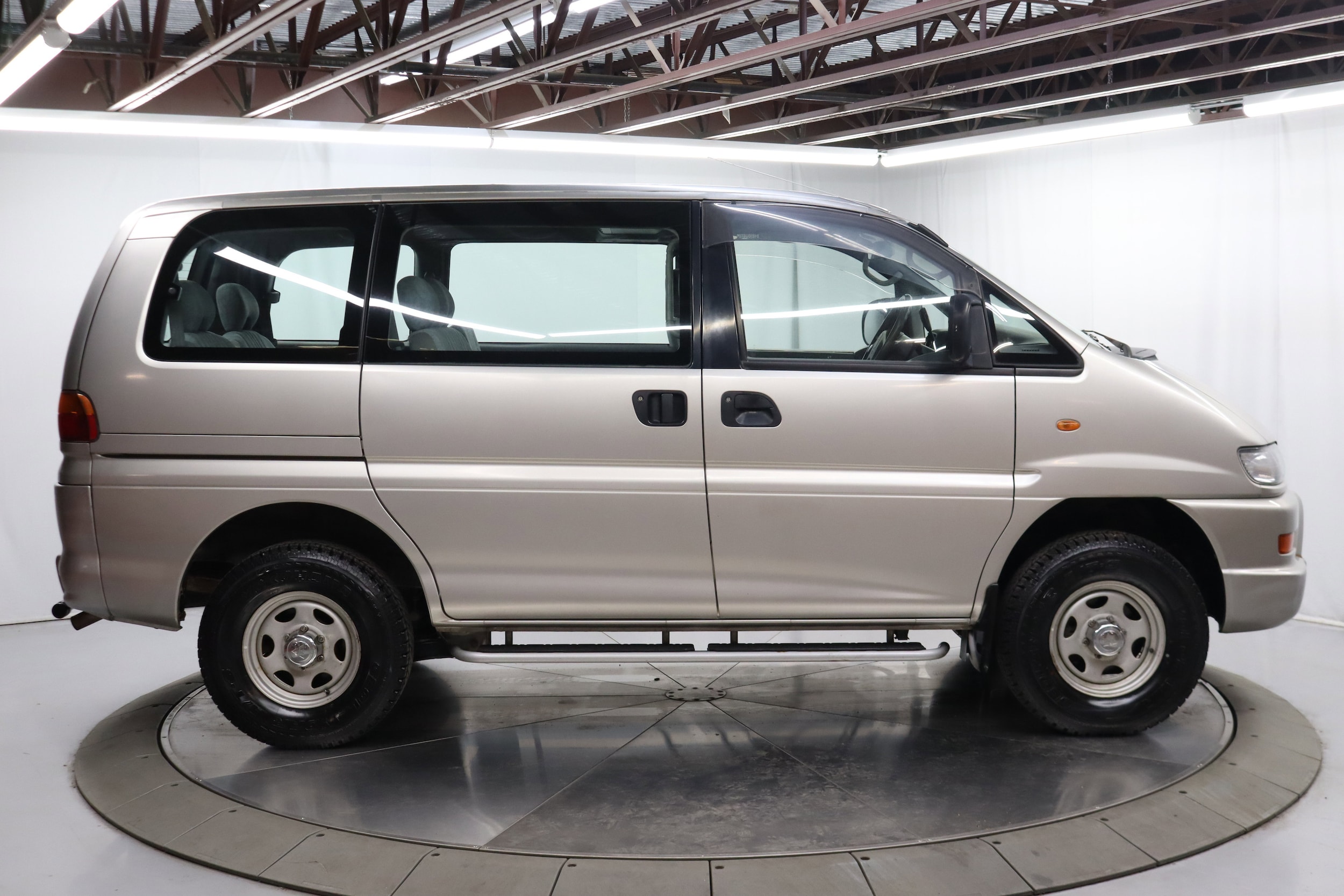 2000 Mitsubishi Delica 10