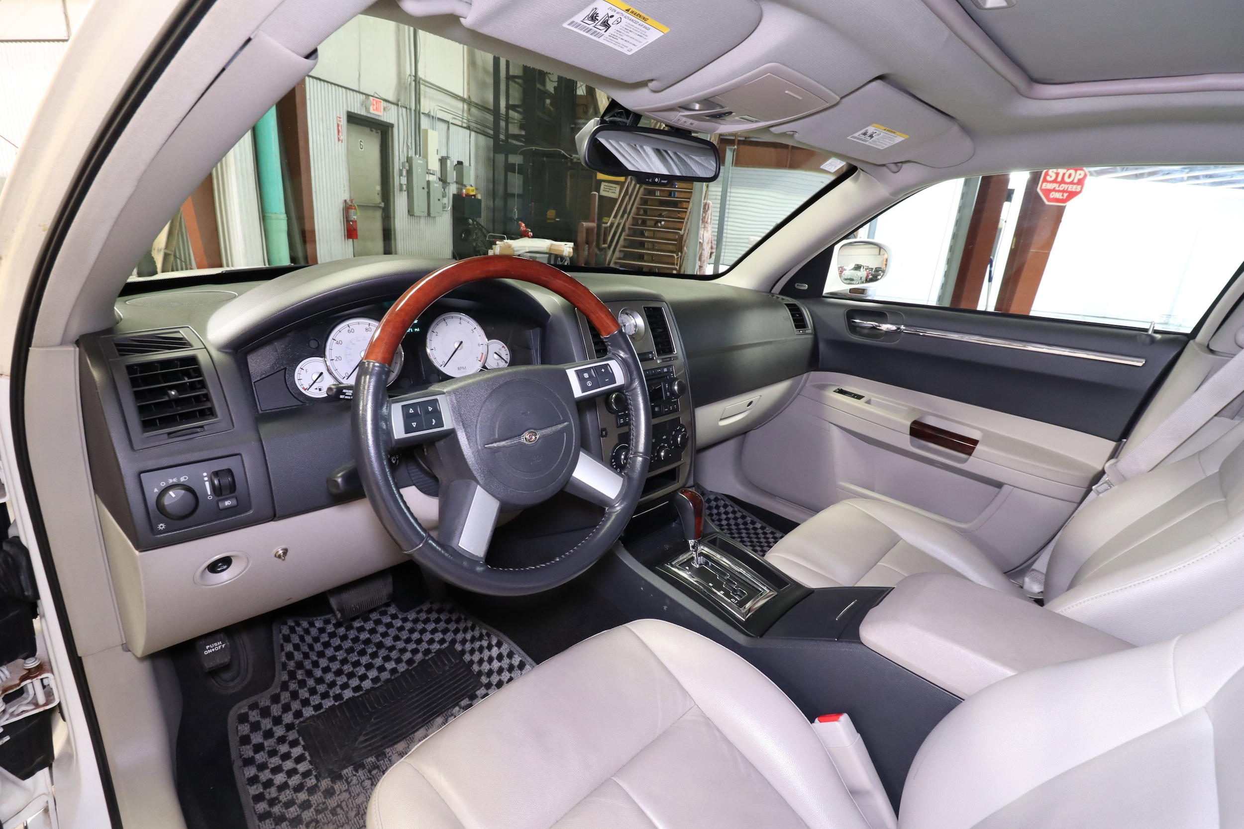 2007 Chrysler 300 11
