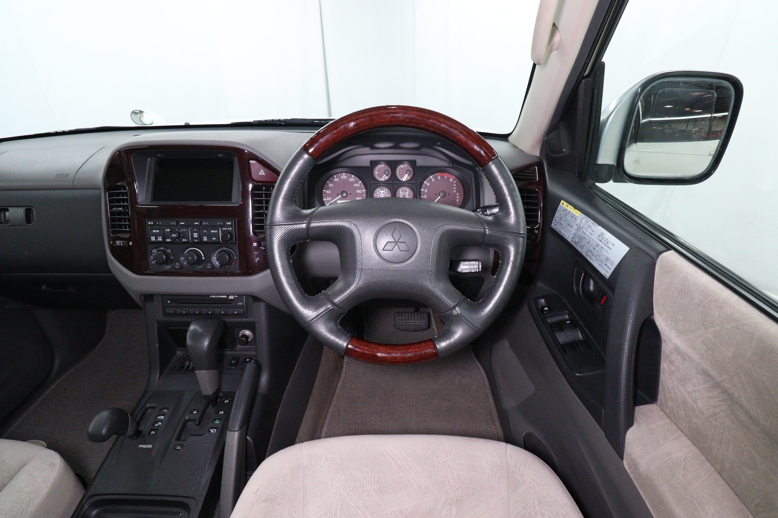 2000 Mitsubishi Pajero 10