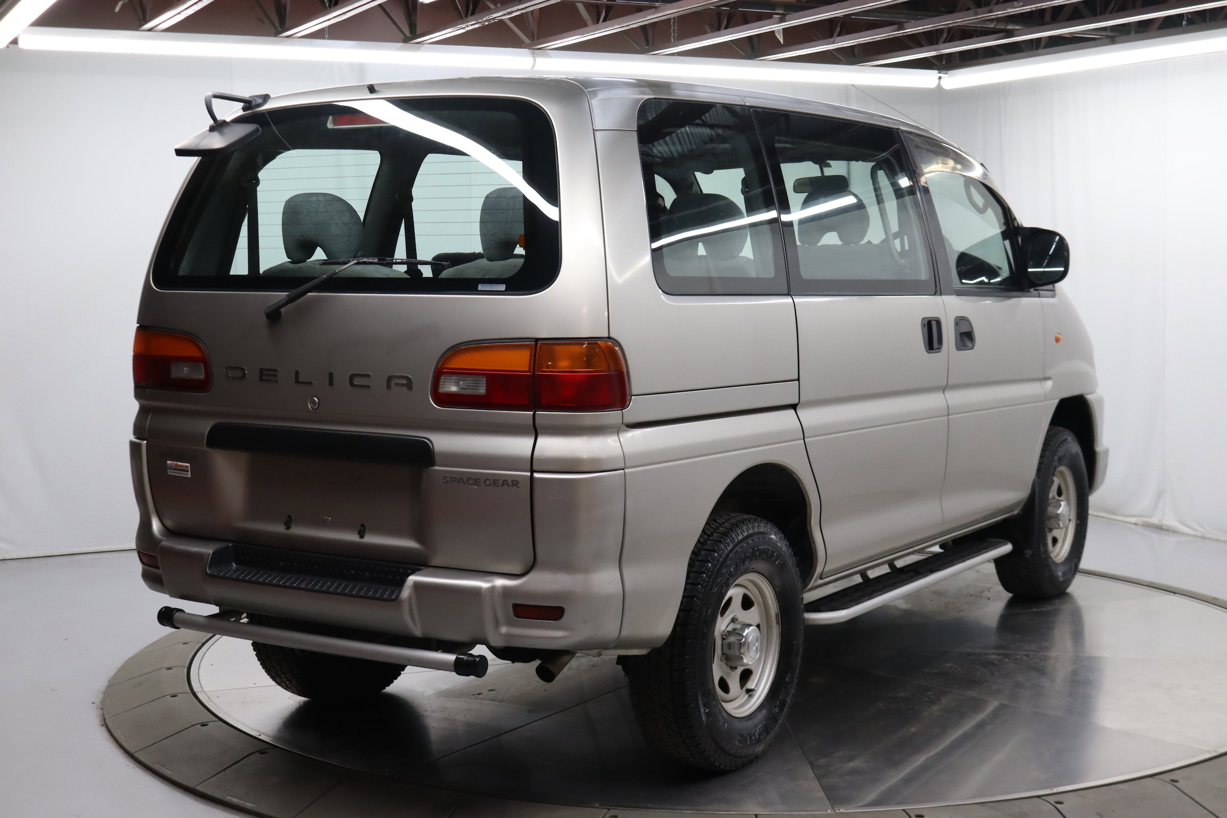 2000 Mitsubishi Delica 9