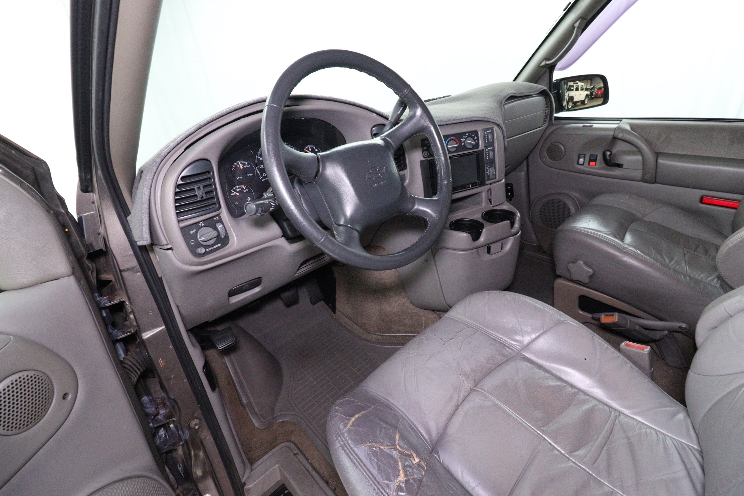 2000 Chevrolet Astro LT 9