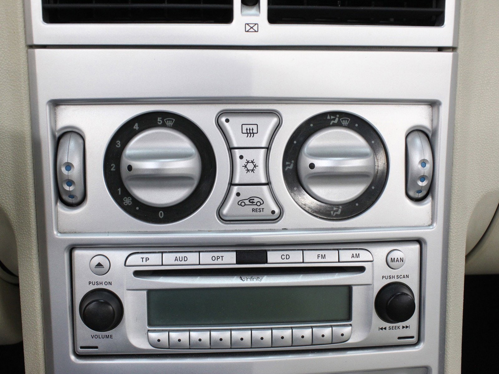 2005 Chrysler Crossfire 14